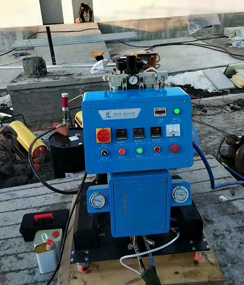 硬泡聚氨酯外墻外保溫(圖2) Q2600型外墻聚氨酯發(fā)泡機(jī)