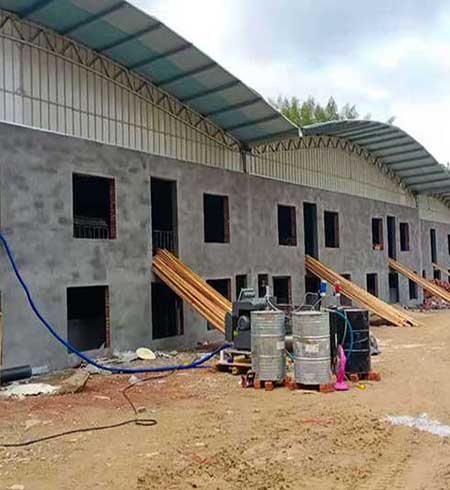 養(yǎng)殖場頂棚保溫用什么材料(圖3) 養(yǎng)殖場頂棚保溫聚氨酯噴涂案例